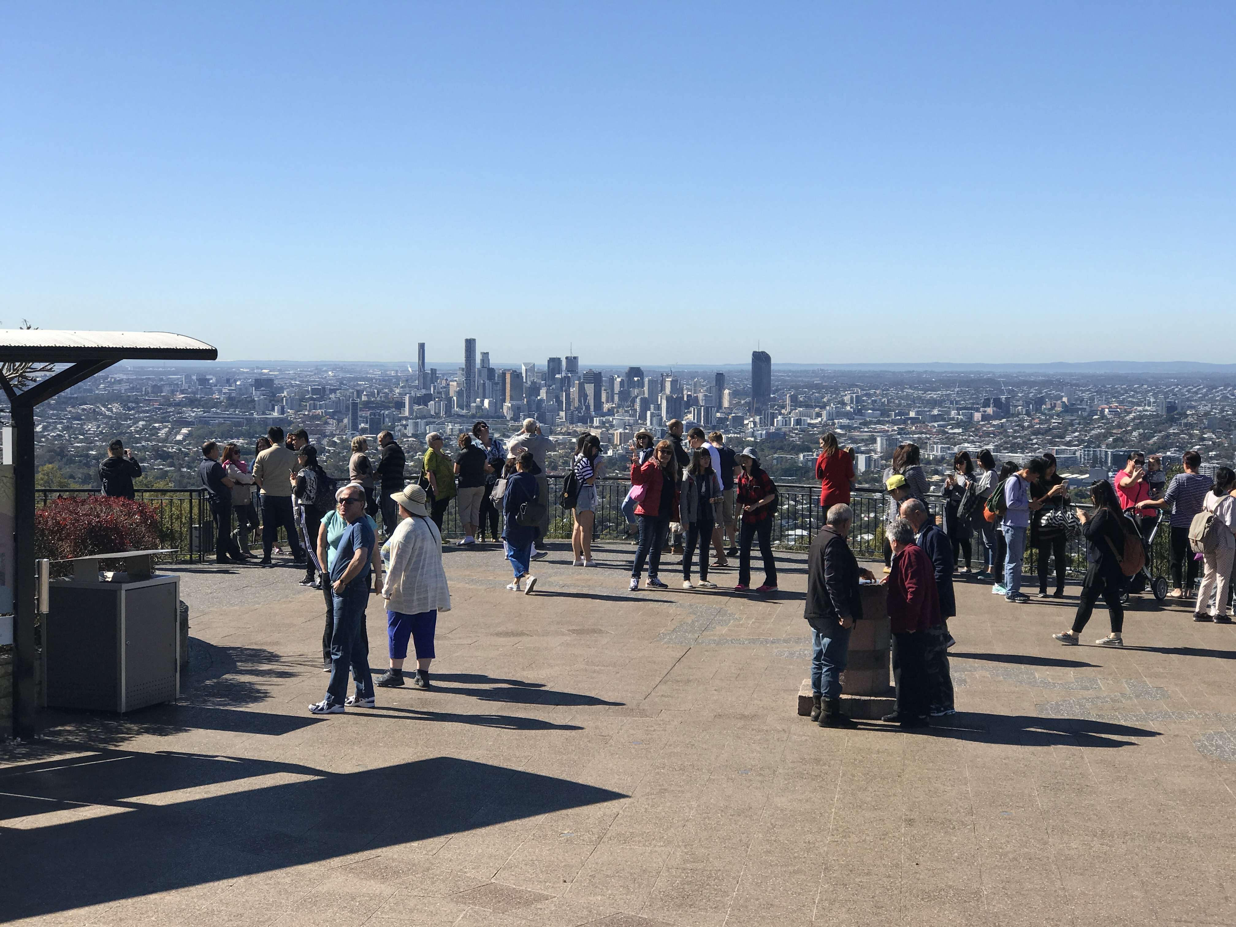 팔각정 형태의 상단 전망대 (Octagonal Raised Viewing Platform)